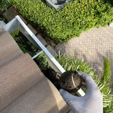 Gutter Cleaning in Delray Beach: Signs Your Gutters Are Clogged (Before Damage Happens)